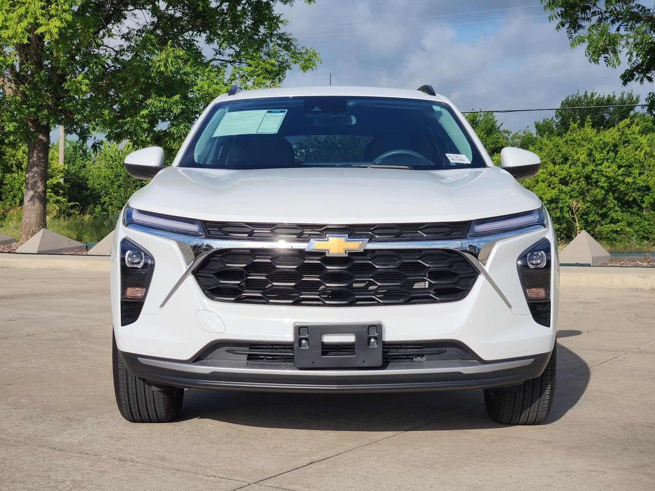 Used 2024 Chevrolet Trax LT FWD image 2