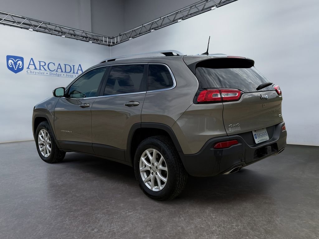 Used 2018 Jeep Cherokee Latitude Plus w/ Cold Weather Group AWD/4WD image 3