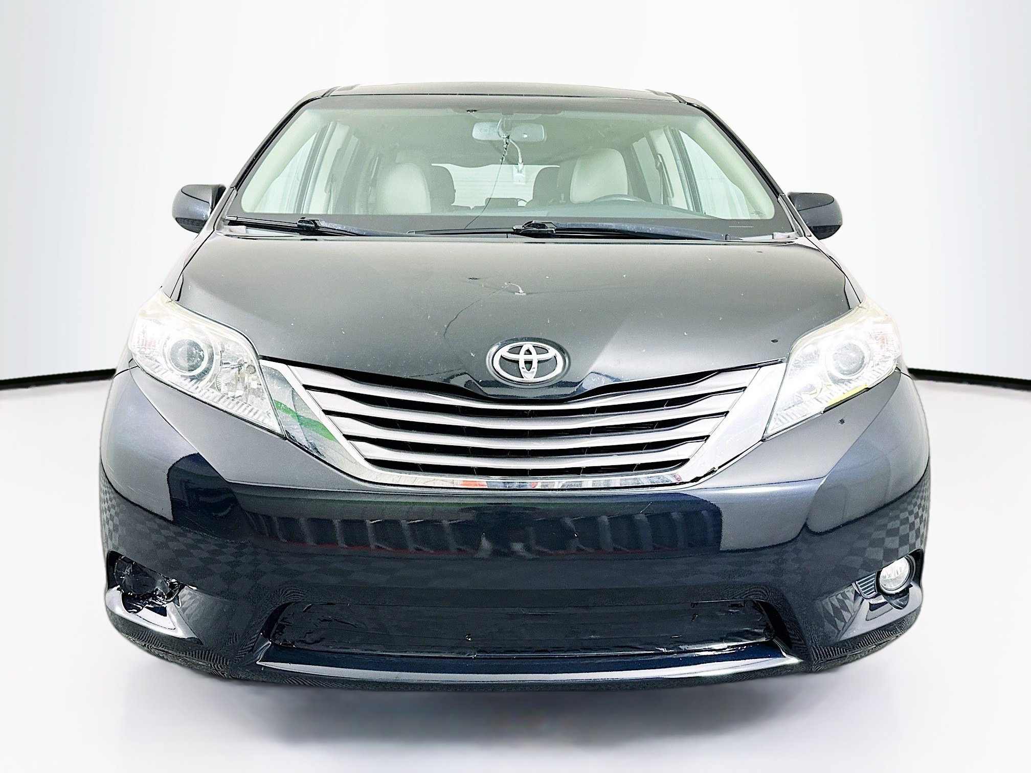 Used 2015 Toyota Sienna XLE FWD image 2
