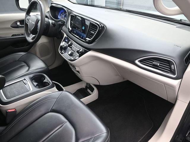 Used 2023 Chrysler Pacifica Touring-L image 38