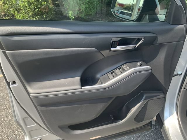 Used 2023 Toyota Highlander XLE FWD image 17