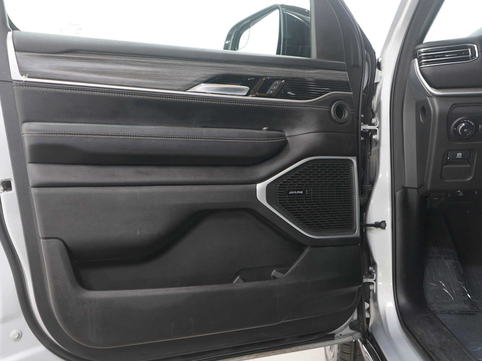 Used 2023 Jeep Wagoneer L Series II w/ Premium Group I image 21