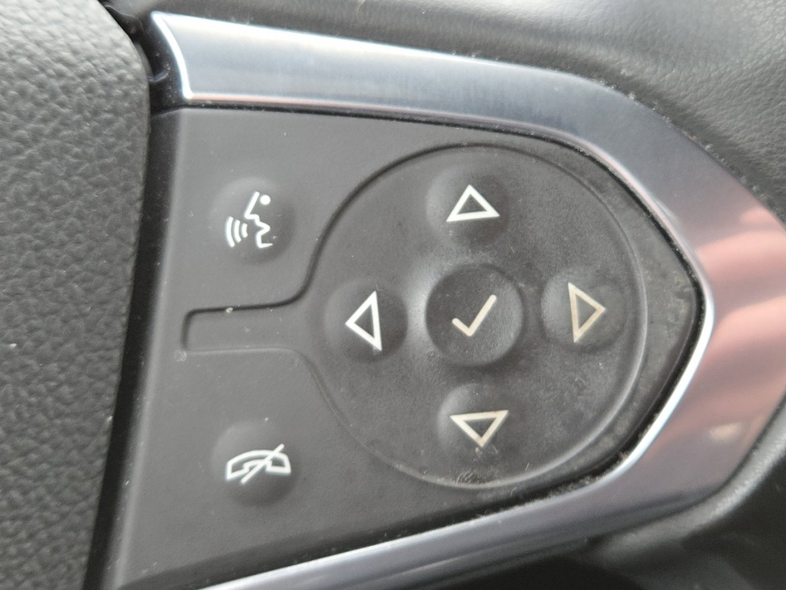 Used 2023 Chevrolet Traverse LT FWD image 6