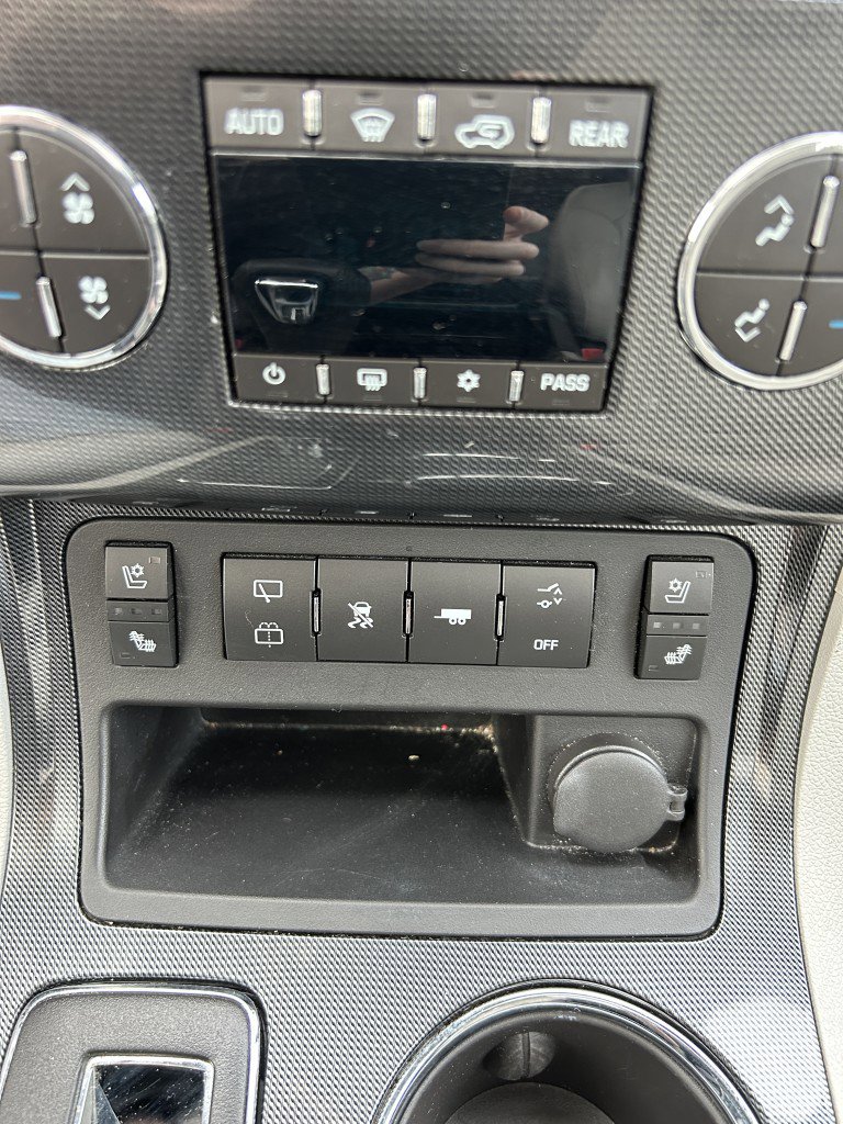 Used 2011 Chevrolet Traverse LTZ AWD/4WD image 10