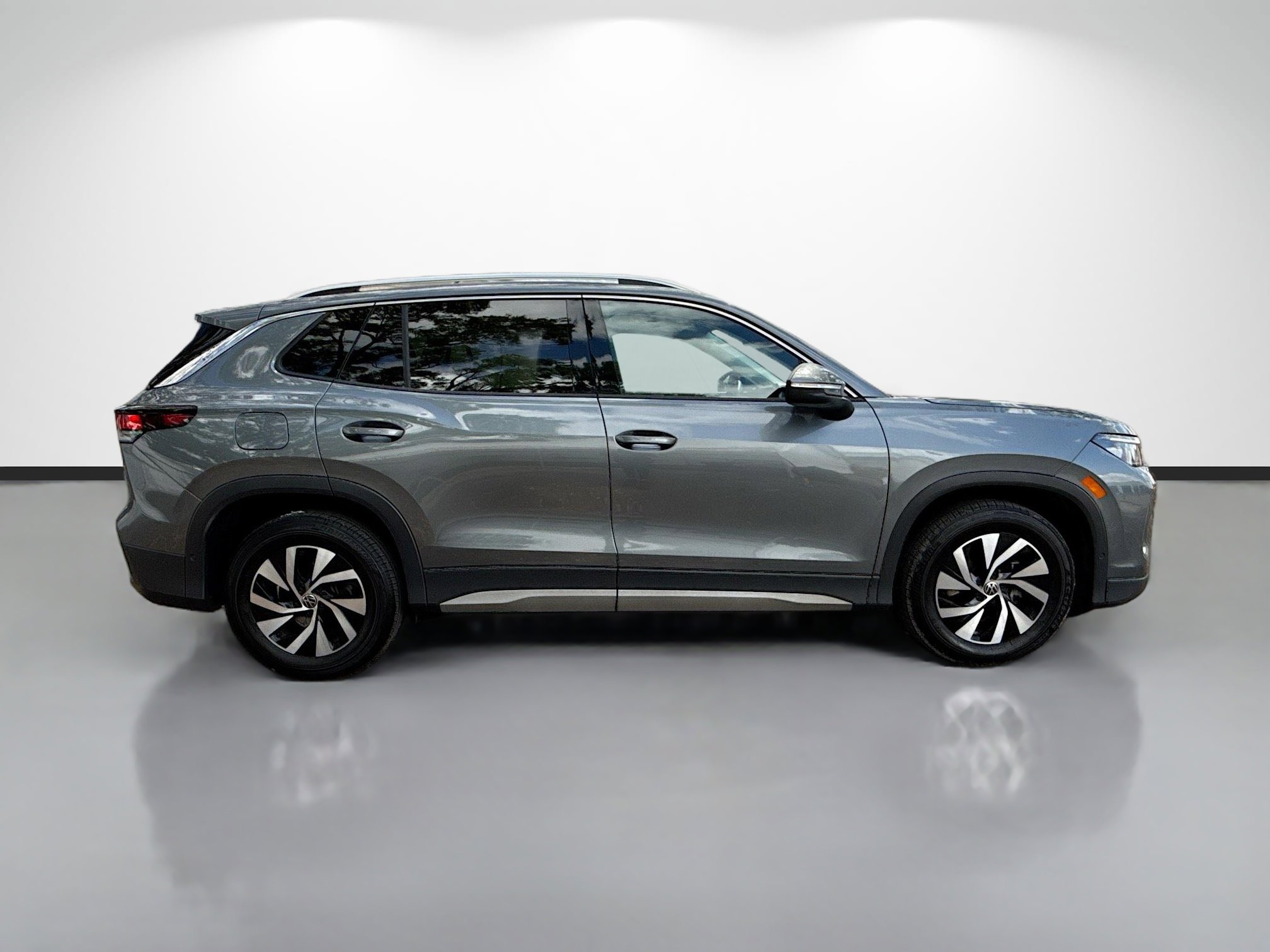 Used 2025 Volkswagen Tiguan S image 2