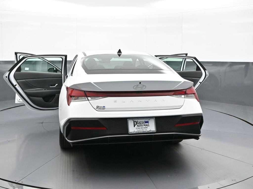 Certified 2025 Hyundai Elantra SE image 46