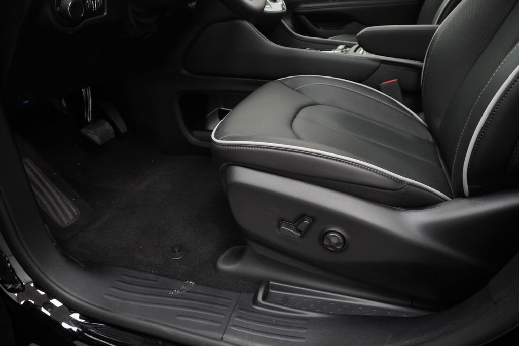 New 2027 Chrysler Pacifica Limited AWD/4WD image 30