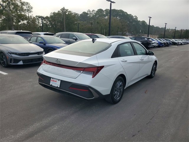 Used 2024 Hyundai Elantra SEL image 2