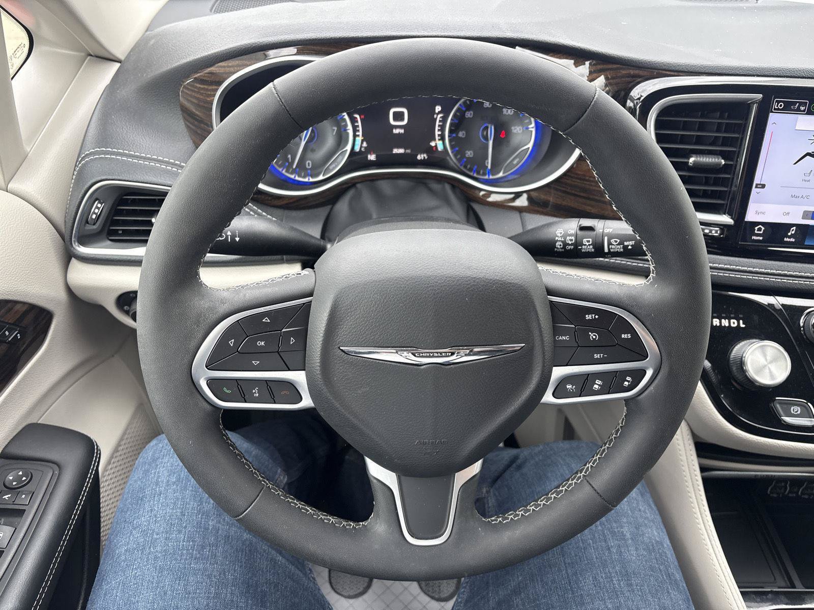 Used 2023 Chrysler Pacifica Limited FWD image 18