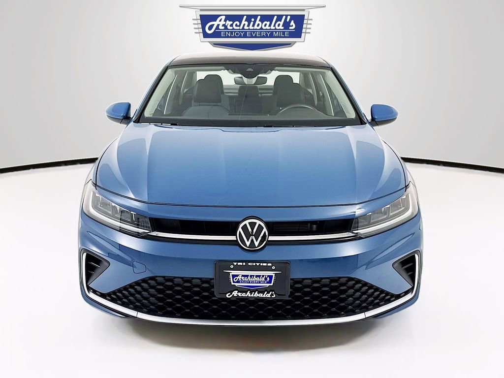 Used 2025 Volkswagen Jetta SE image 2