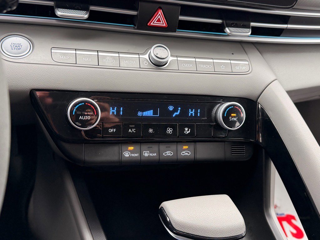 Used 2024 Hyundai Elantra Blue image 18