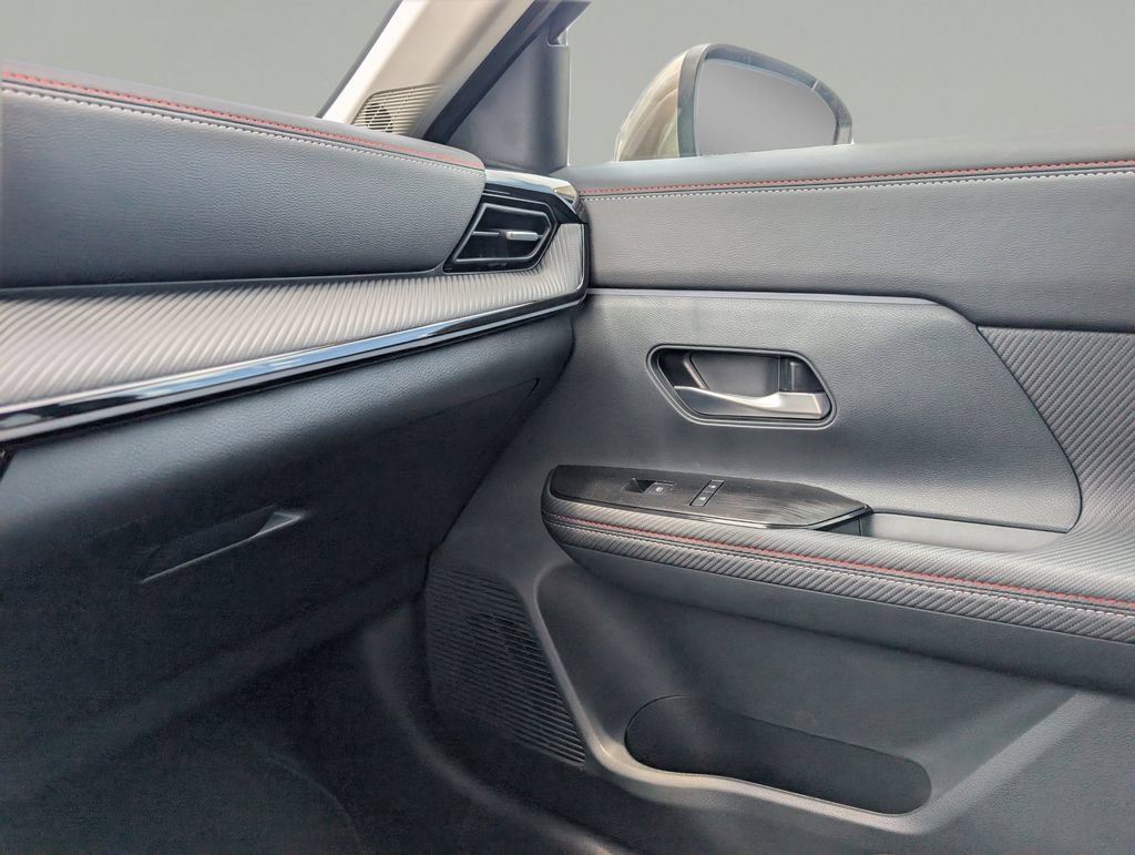 Certified 2025 Nissan Kicks SR FWD image 30