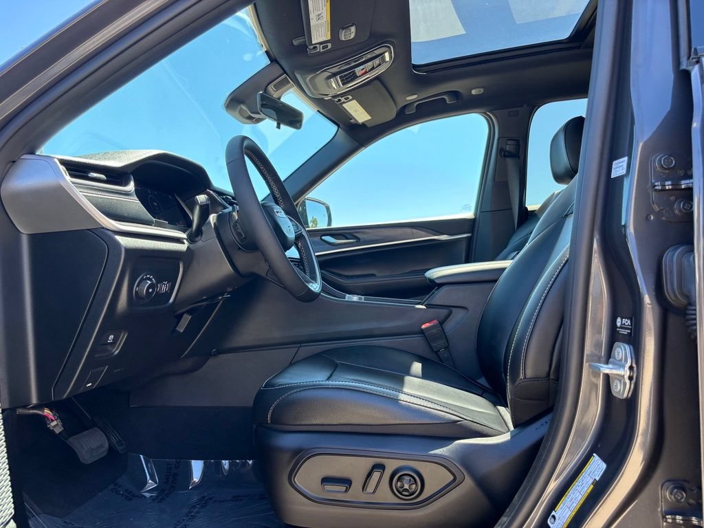 Used 2025 Jeep Grand Cherokee Limited w/ Black Appearance Package RWD image 8