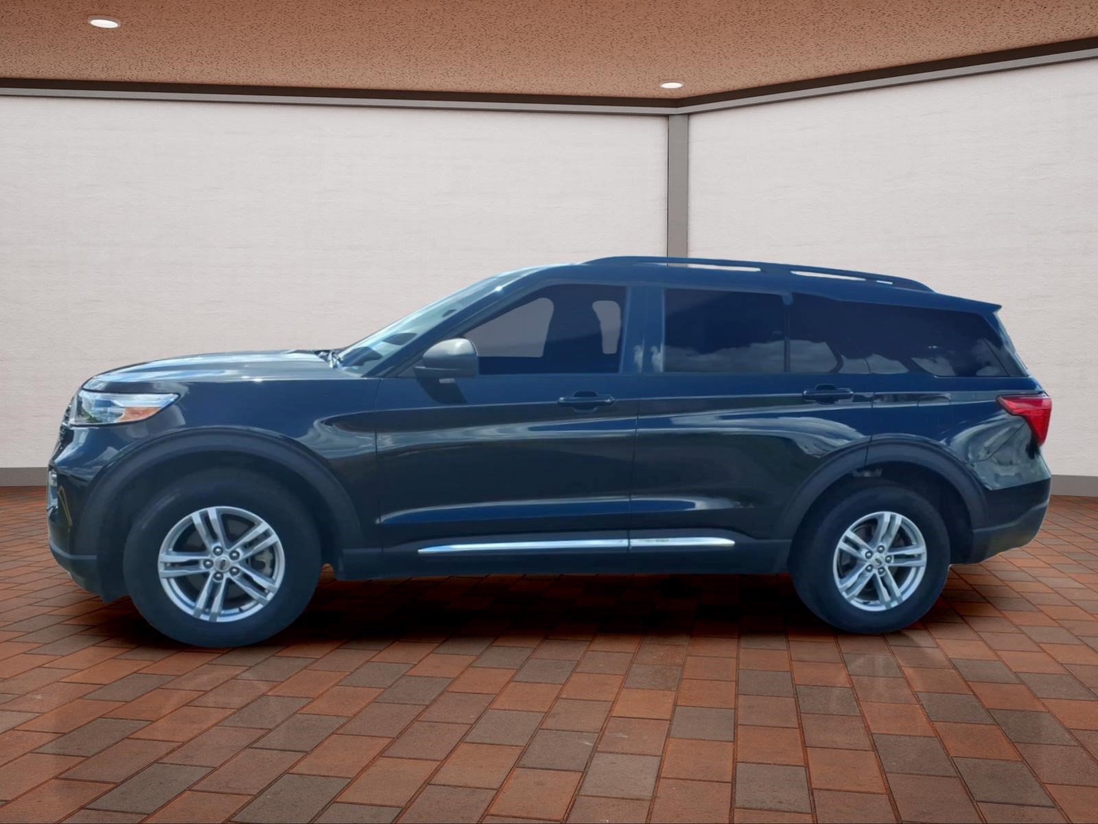 Used 2023 Ford Explorer XLT w/ Equipment Group 202A AWD/4WD image 5