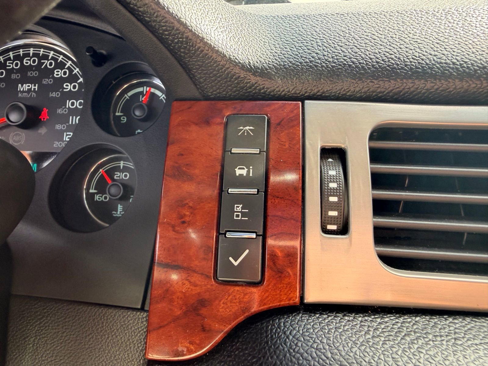 Used 2013 Chevrolet Avalanche LTZ AWD/4WD image 20