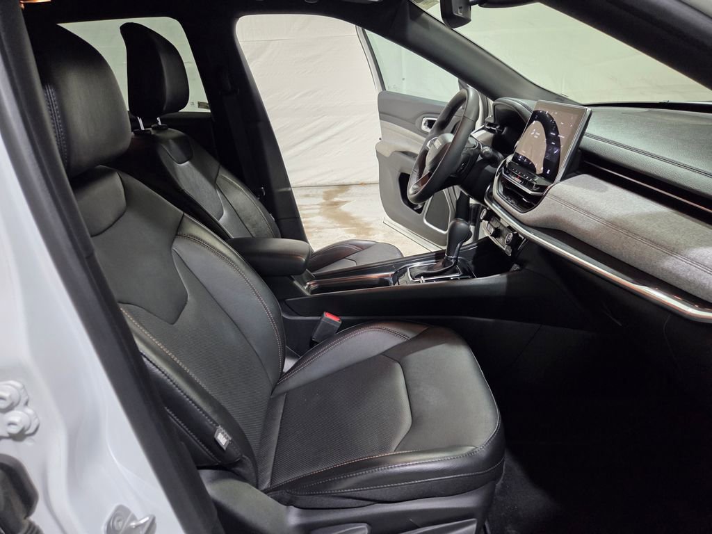 Used 2023 Jeep Compass Latitude image 12