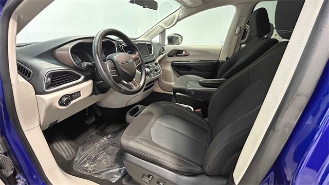 Used 2021 Chrysler Voyager LX image 13
