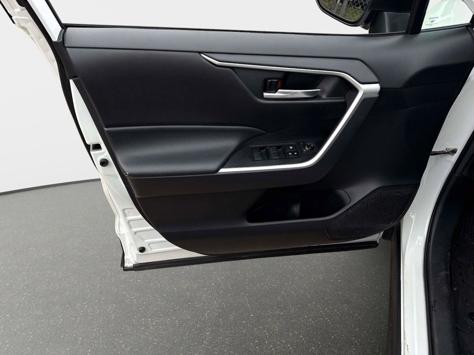 Used 2021 Toyota RAV4 XLE image 18