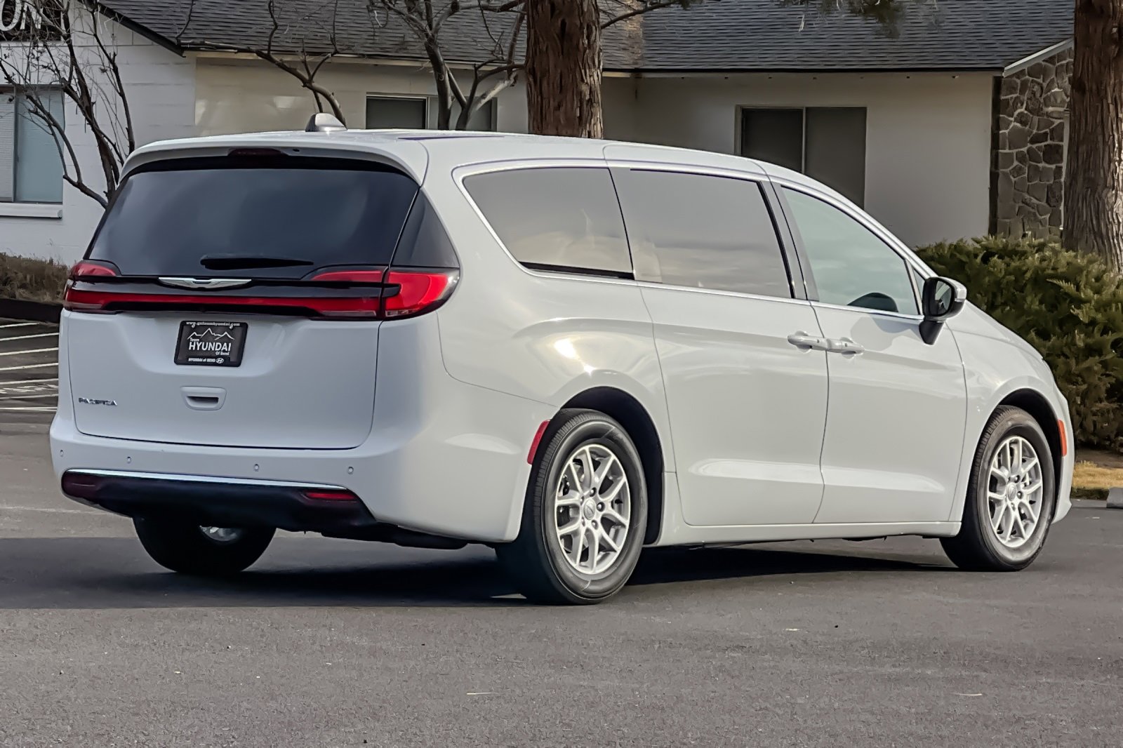 Used 2023 Chrysler Pacifica Touring-L image 4
