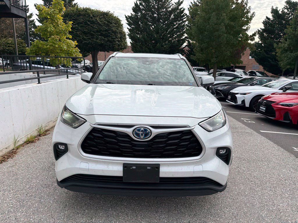 Used 2022 Toyota Highlander XLE AWD/4WD image 3