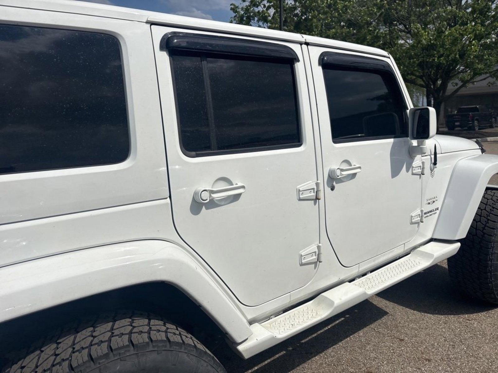 Used 2017 Jeep Wrangler Unlimited Sahara w/ Connectivity Group AWD/4WD image 12