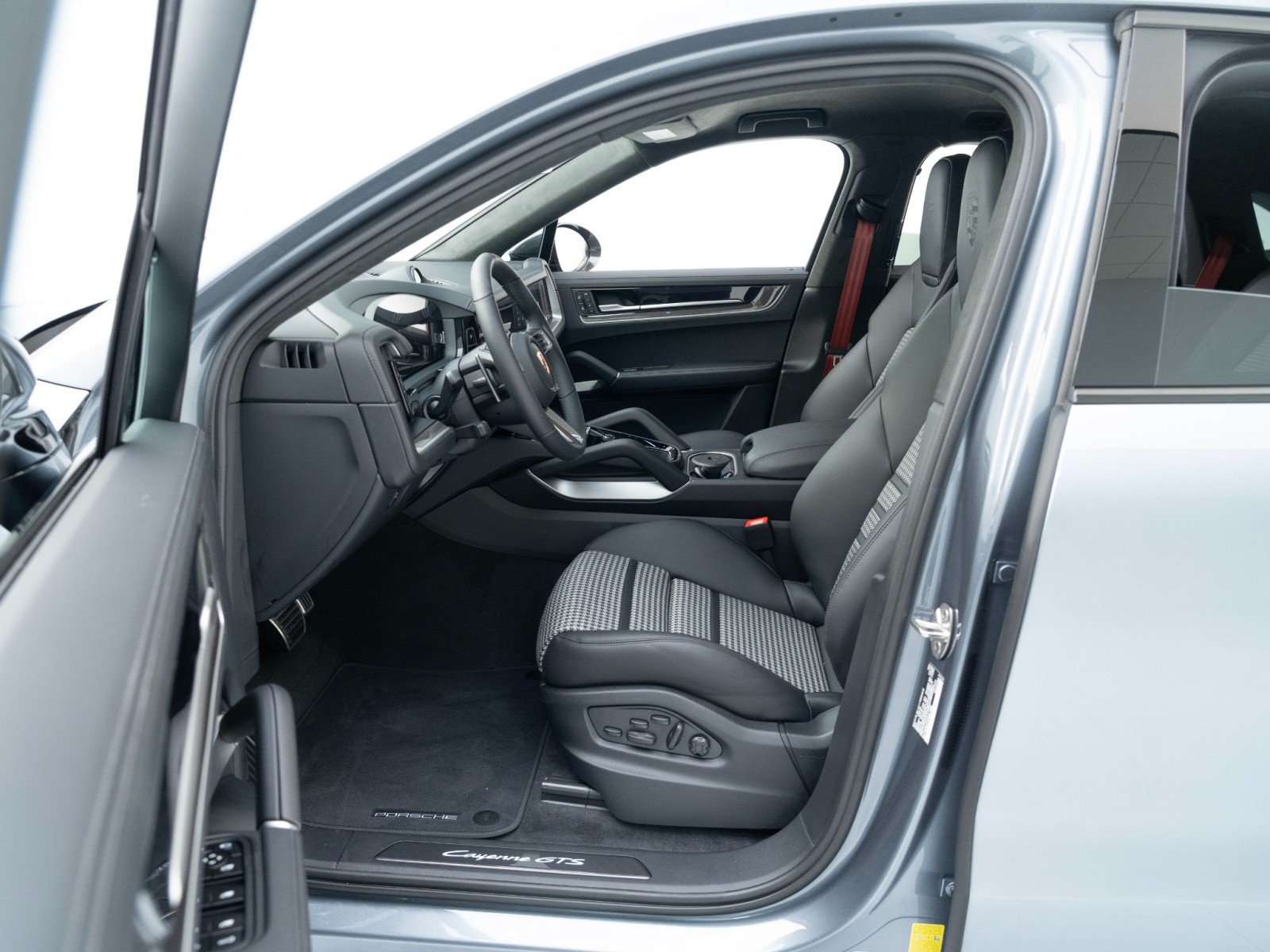 Used 2026 Porsche Cayenne GTS AWD/4WD image 18