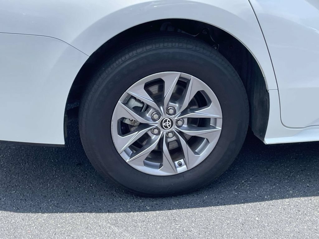 Used 2025 Toyota Sienna XLE FWD image 8