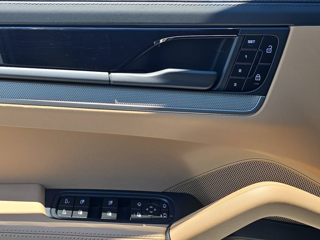Certified 2024 Porsche Cayenne AWD/4WD image 31
