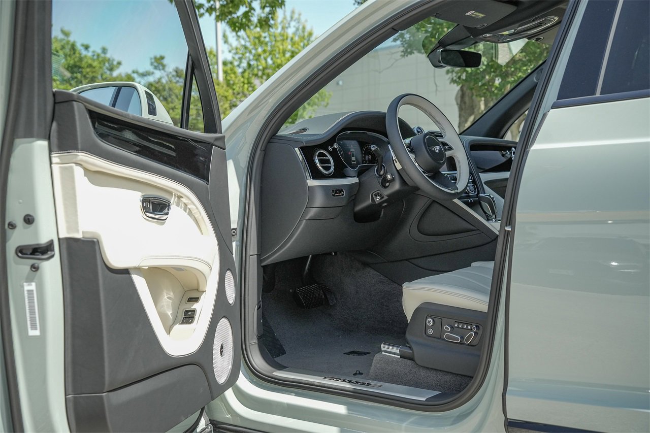 New 2025 Bentley Bentayga Extended Wheelbase image 17