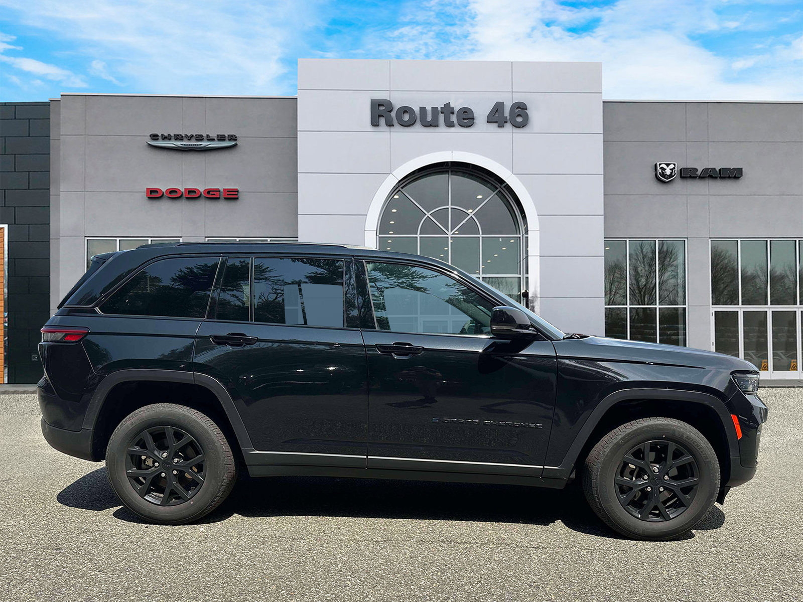 Used 2024 Jeep Grand Cherokee Altitude AWD/4WD image 6
