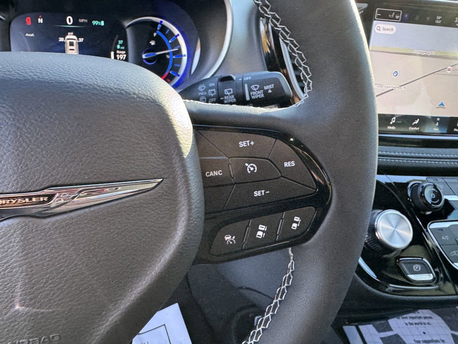 New 2024 Chrysler Pacifica Limited w/ Uconnect Theater Family Group image 27