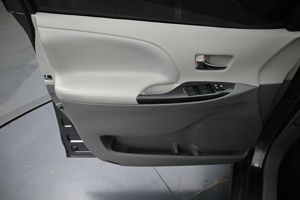 Used 2014 Toyota Sienna SE FWD image 21