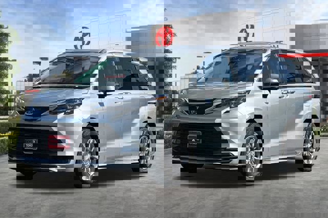 Used 2024 Toyota Sienna LE image 9