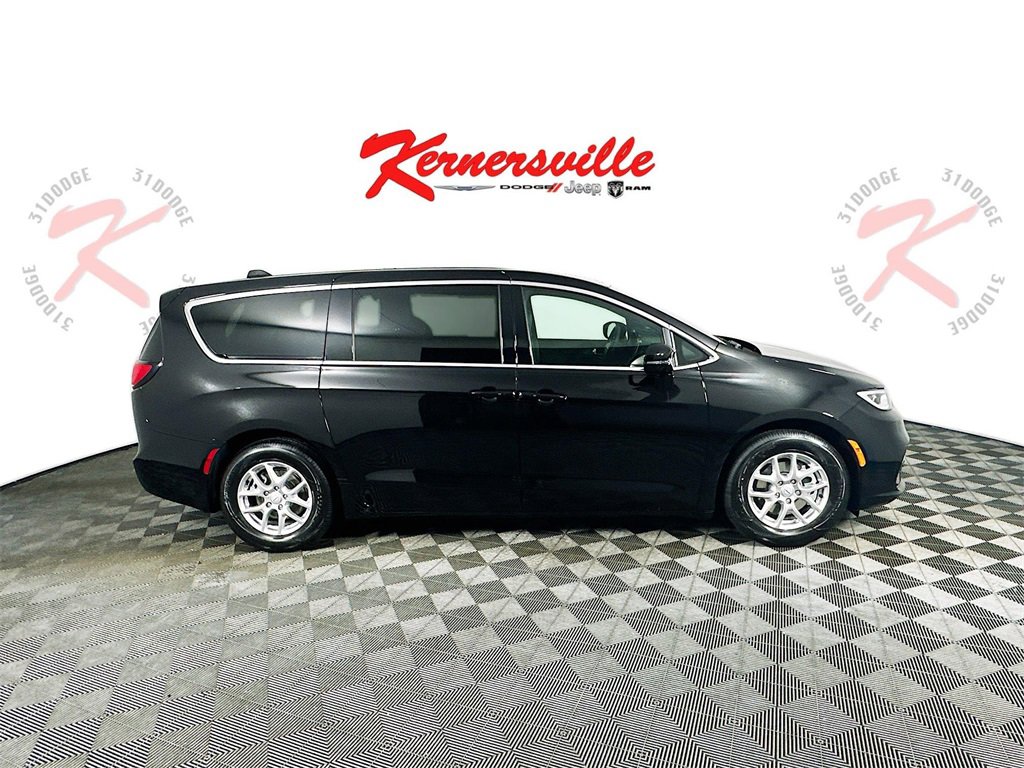 New 2026 Chrysler Pacifica Select image 8