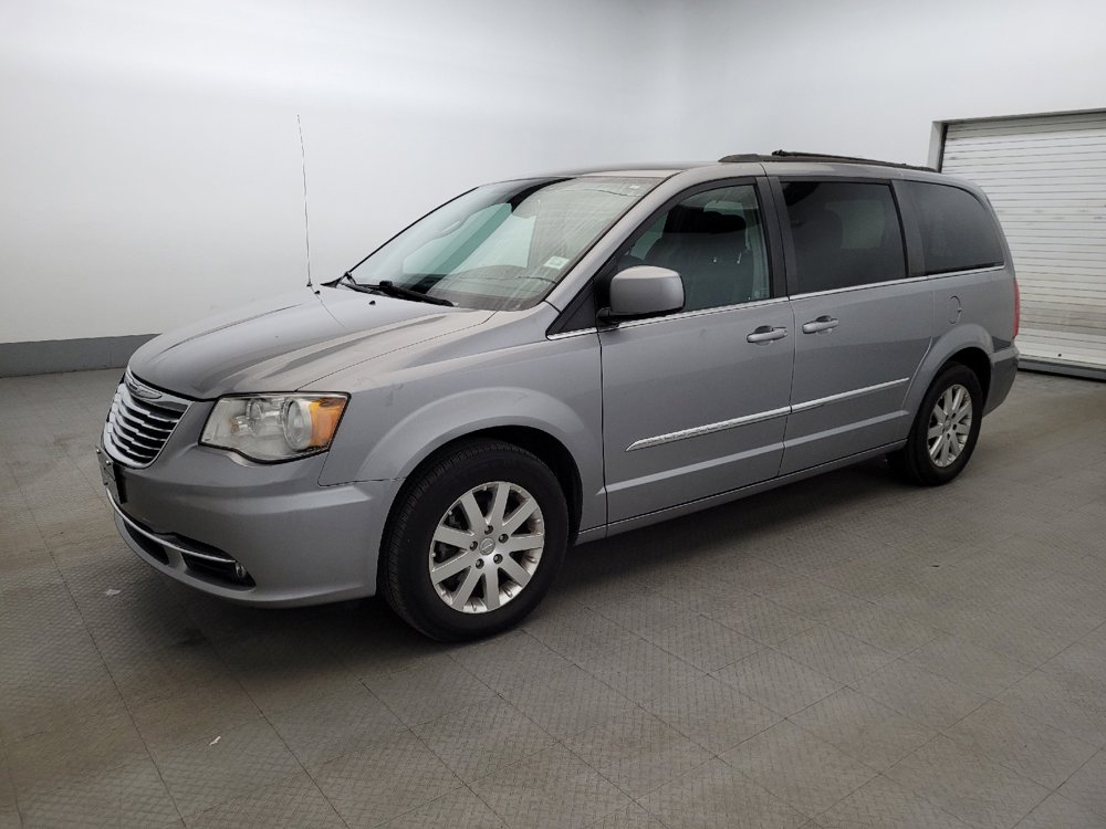 Used 2015 Chrysler Town & Country Touring image 2