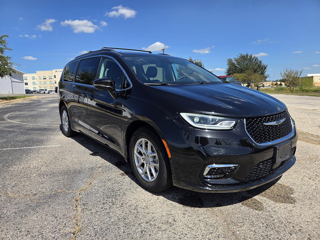 Used 2022 Chrysler Pacifica Touring-L w/ Uconnect Theater Family Group FWD image 1