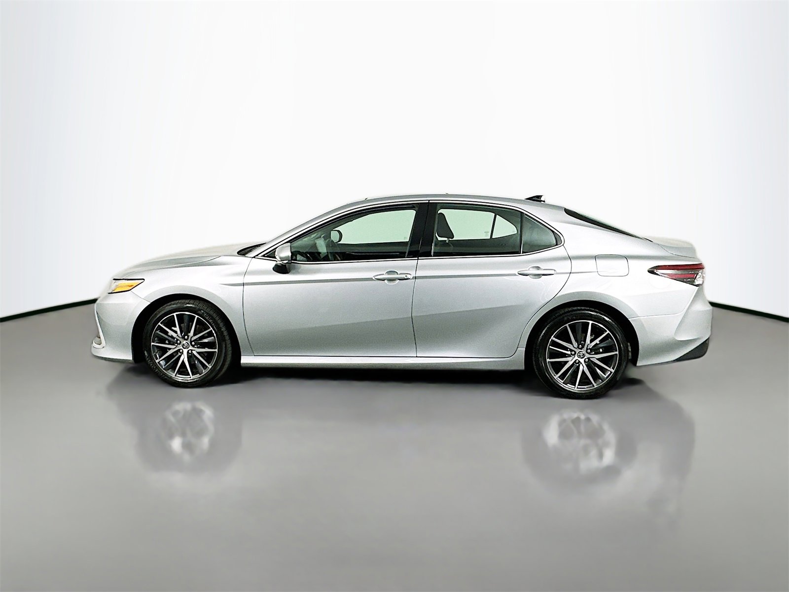 Used 2023 Toyota Camry XLE image 4