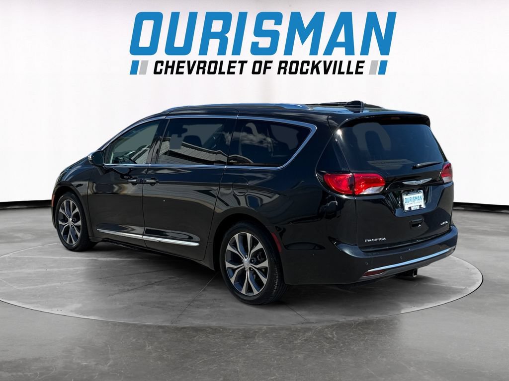 Used 2018 Chrysler Pacifica Limited w/ Tire & Wheel Group FWD image 4