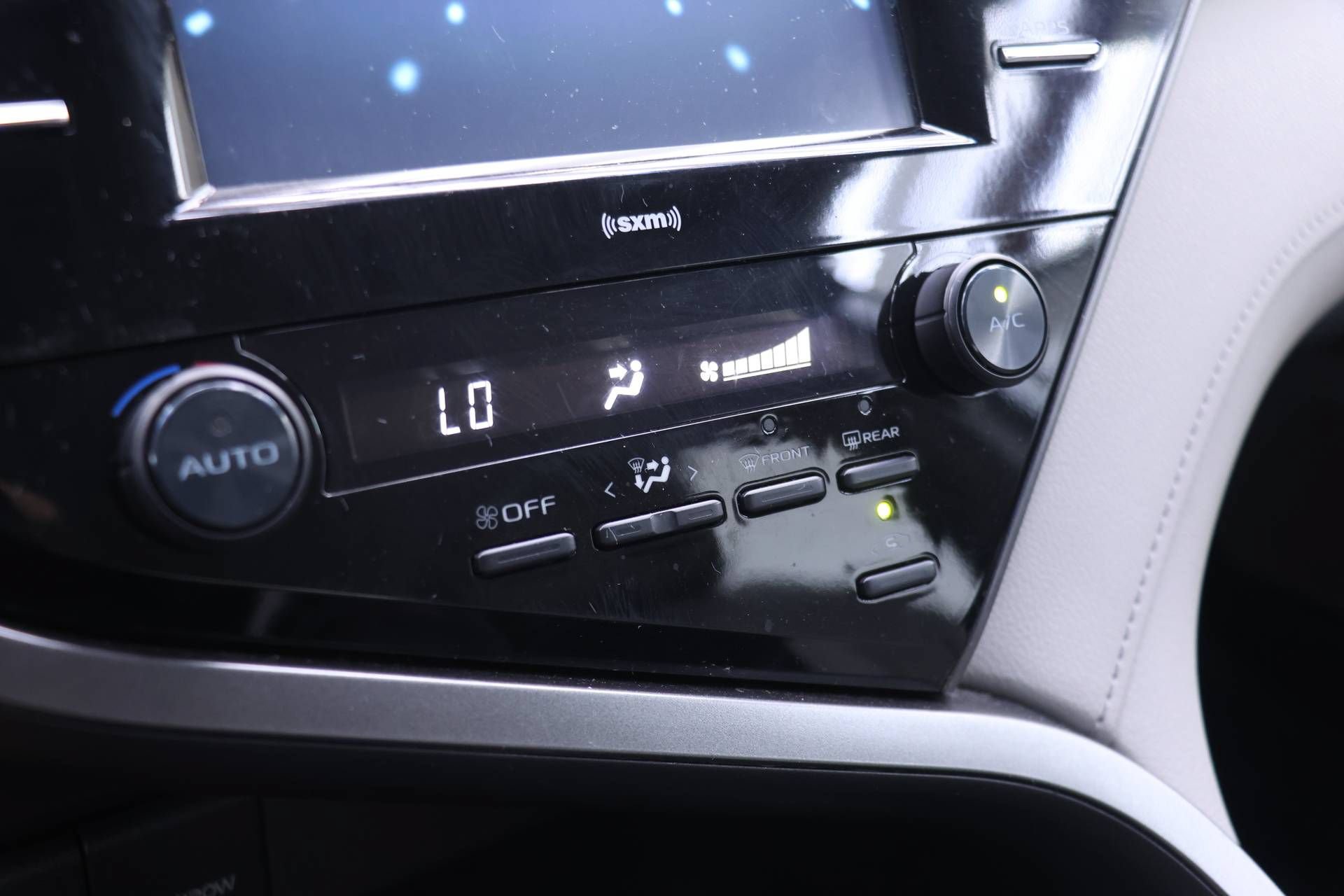 Used 2020 Toyota Camry SE FWD image 6