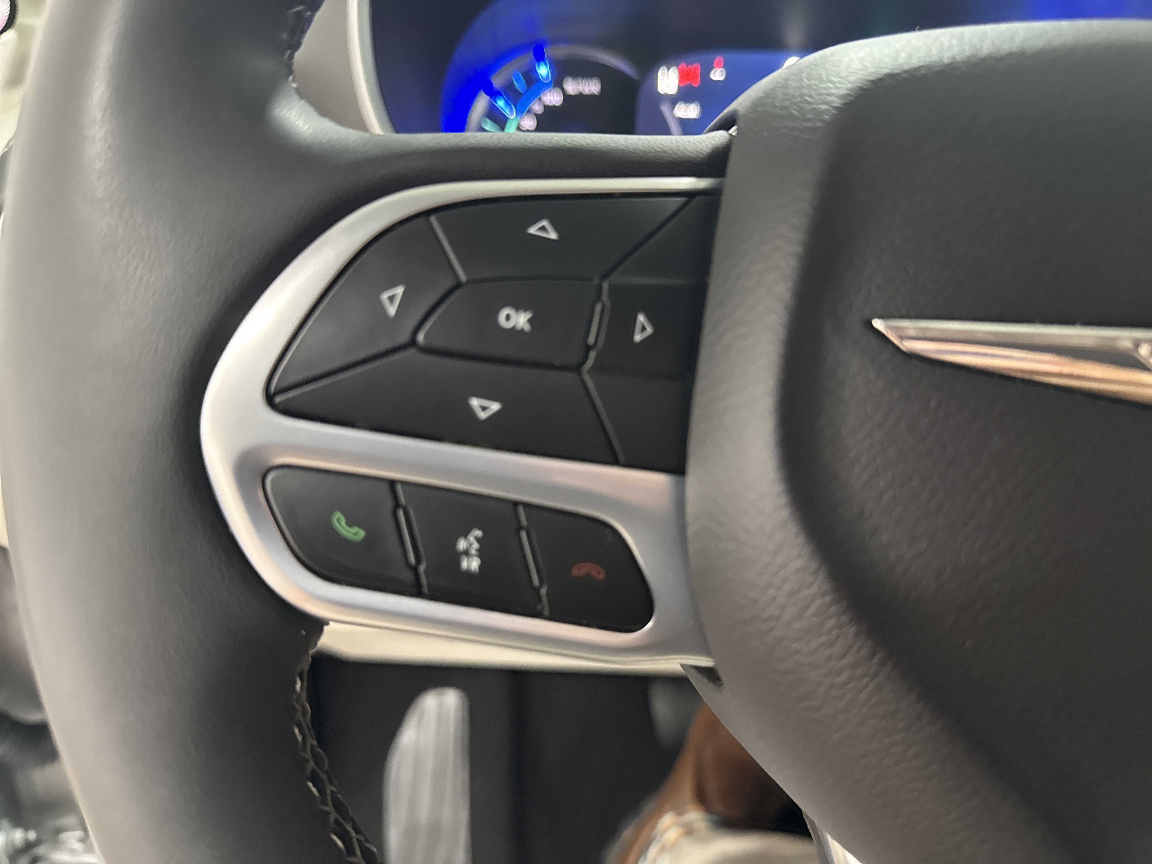 Used 2024 Chrysler Pacifica Select image 18