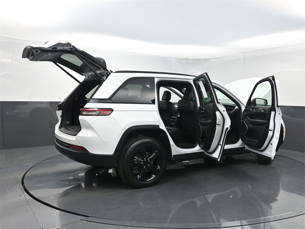 Used 2022 Jeep Grand Cherokee Altitude image 41