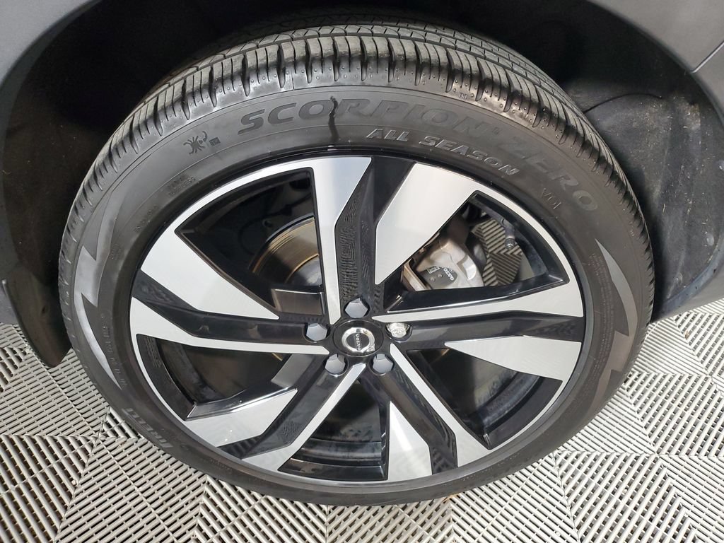 Certified 2024 Volvo XC40 B5 Ultimate w/ Protection Package Premier AWD/4WD image 9