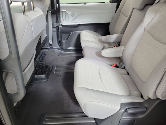 Used 2025 Toyota Sienna LE FWD image 12