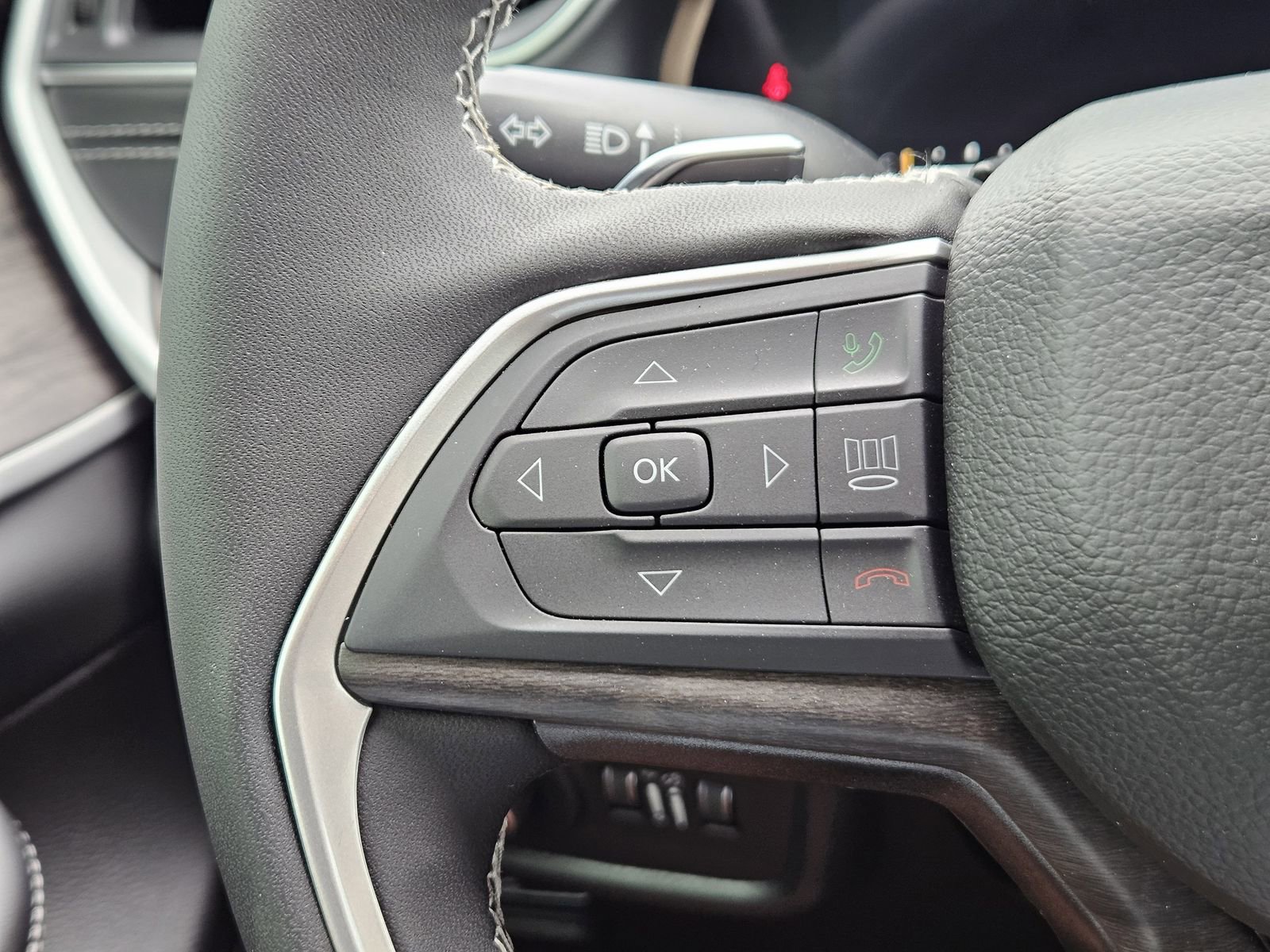 Used 2025 Jeep Grand Cherokee Limited w/ Black Appearance Package image 24