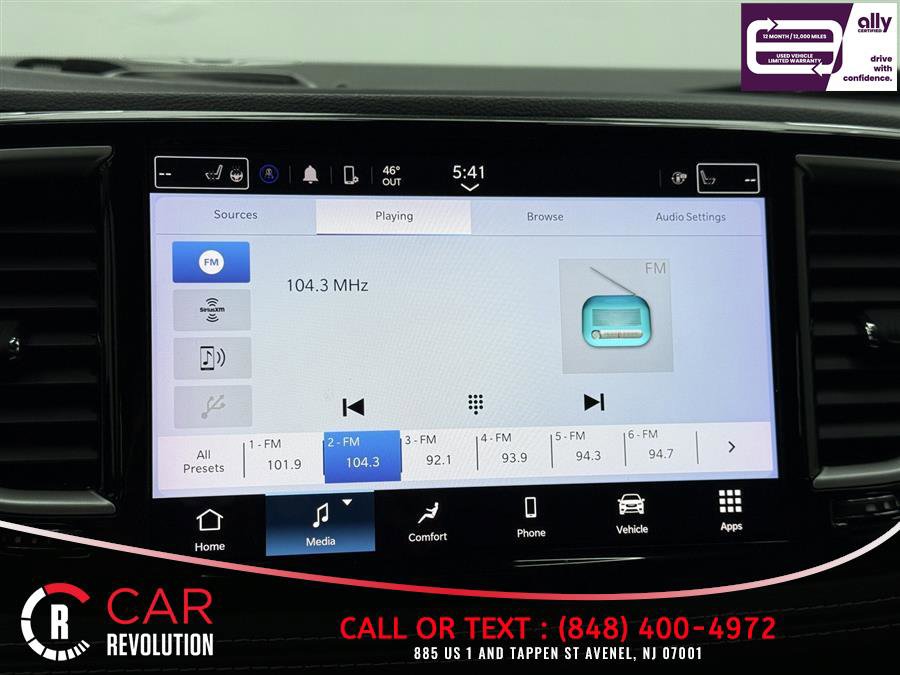 Used 2023 Chrysler Pacifica Touring-L FWD image 21