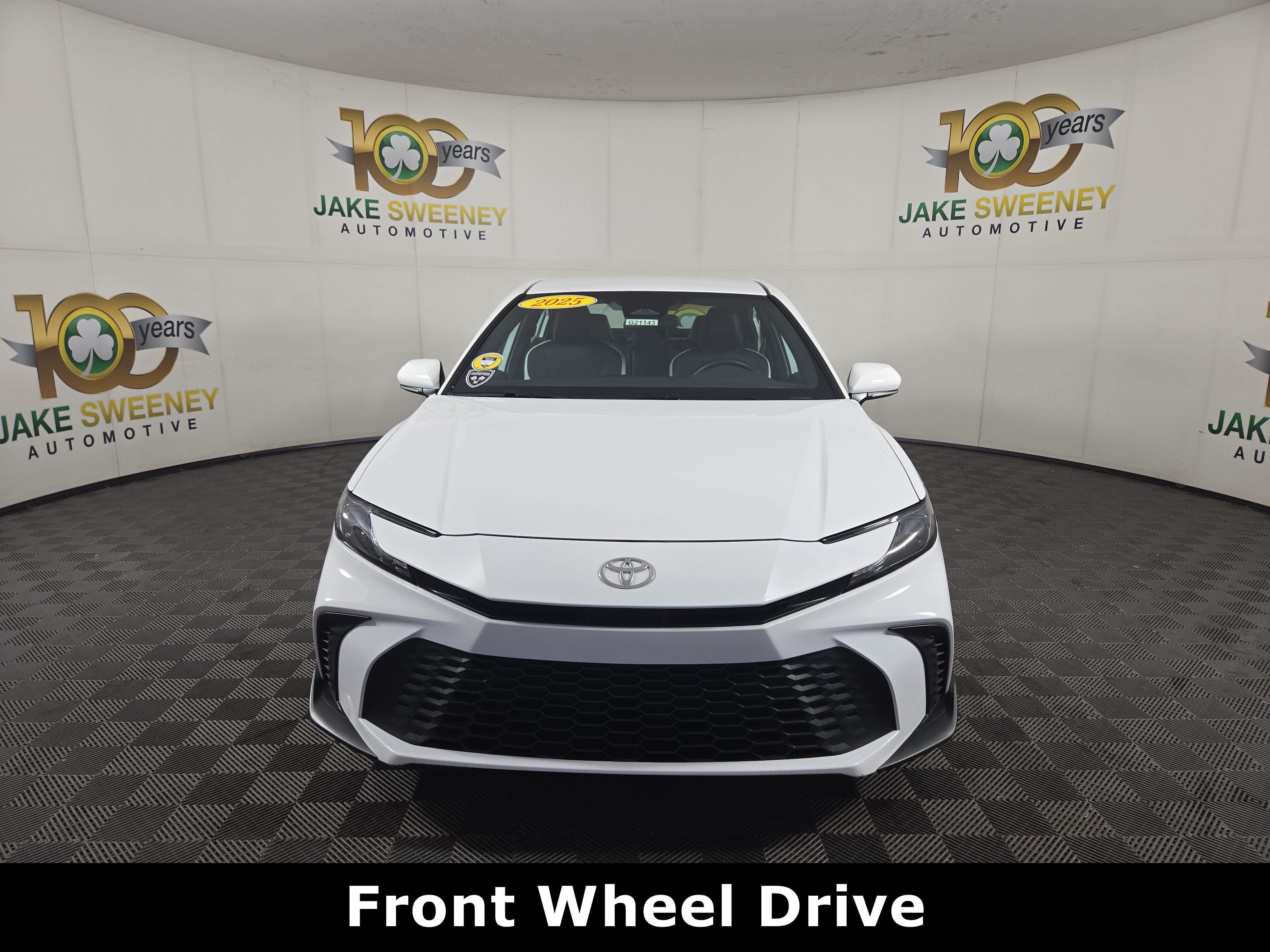 Used 2025 Toyota Camry SE FWD image 2