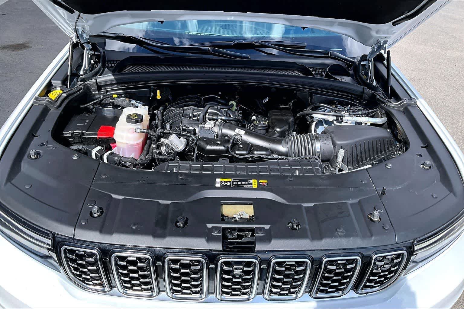 Used 2024 Jeep Grand Cherokee L Summit AWD/4WD image 9