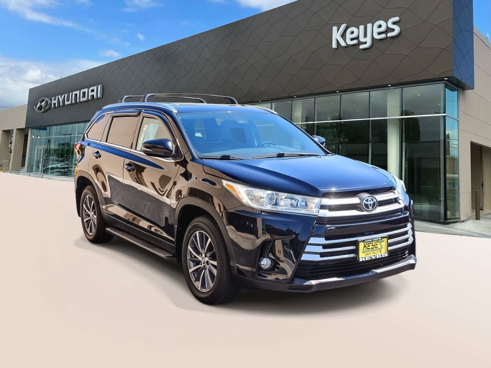 Used 2019 Toyota Highlander XLE FWD image 3