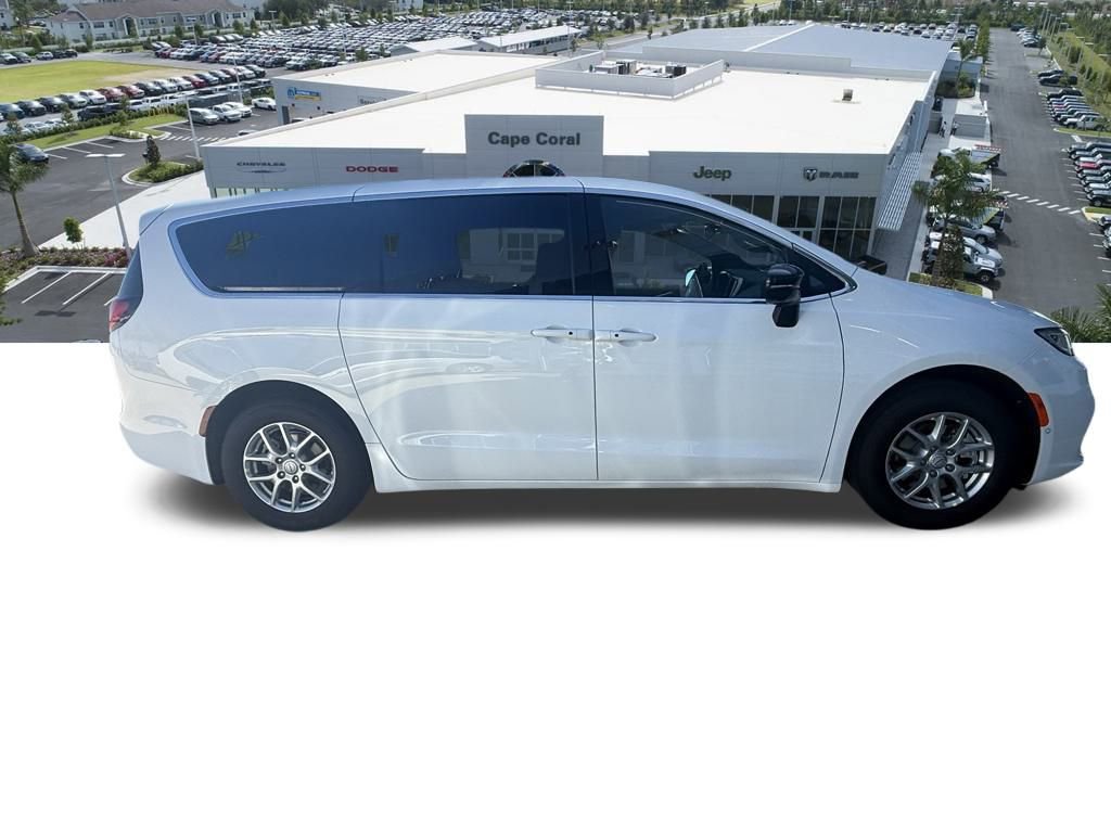 New 2026 Chrysler Pacifica Select image 4