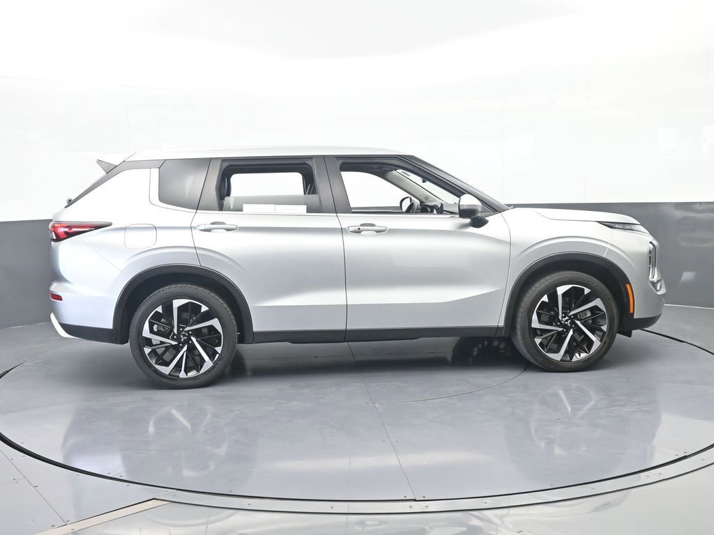 Used 2024 Mitsubishi Outlander SE image 7